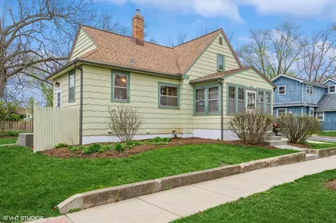 Exterior - 512 Holly St, Elgin, IL 60123 photo 2 of 4