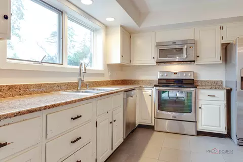 Kitchen - 1731 Wildberry Dr #E, Glenview, IL 60025 photo 2 of 3