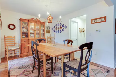 Dining - 1731 Wildberry Dr #E, Glenview, IL 60025 photo 2 of 4