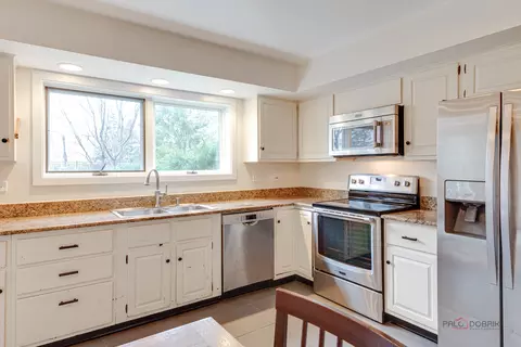 Kitchen - 1731 Wildberry Dr #E, Glenview, IL 60025 photo 3 of 3