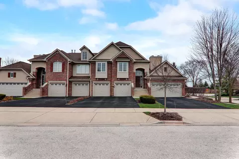 596 Harvey Lake Dr, Vernon Hills, IL 60061
