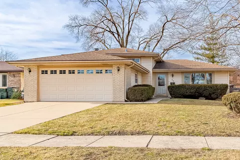 44 Forest Ln, Elk Grove Village, IL 60007