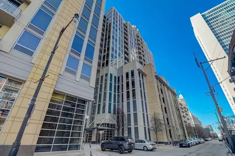 720 N Larrabee St #1703, Chicago, IL 60654
