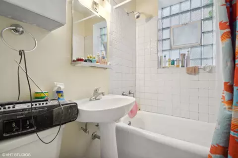 Bath - 5525 N Artesian Ave, Chicago, IL 60625 photo 1 of 1