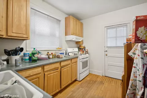 Kitchen - 5525 N Artesian Ave, Chicago, IL 60625 photo 1 of 1
