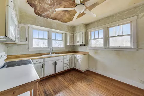 Kitchen - 302 S Hubbard St, Algonquin, IL 60102 photo 1 of 3