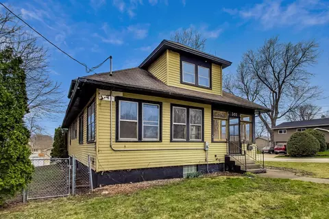 Exterior - 302 S Hubbard St, Algonquin, IL 60102 photo 3 of 10