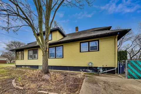 Exterior - 302 S Hubbard St, Algonquin, IL 60102 photo 4 of 10