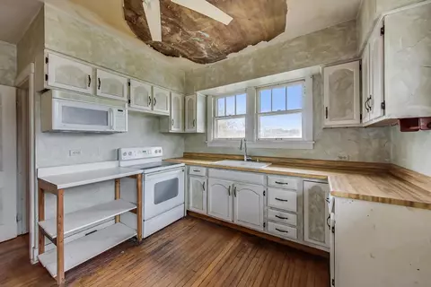 Kitchen - 302 S Hubbard St, Algonquin, IL 60102 photo 2 of 3