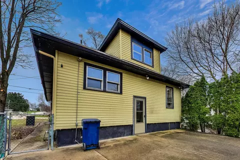 Exterior - 302 S Hubbard St, Algonquin, IL 60102 photo 5 of 10