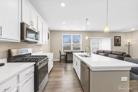 Kitchen - 2555 Geranium Way, Rolling Meadows, IL 60008 photo 6 of 6