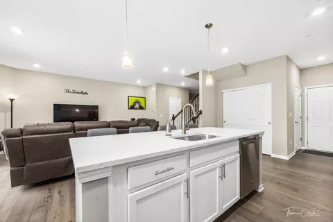 Kitchen - 2555 Geranium Way, Rolling Meadows, IL 60008 photo 2 of 6