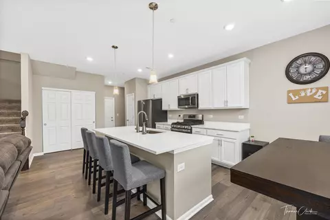 Kitchen - 2555 Geranium Way, Rolling Meadows, IL 60008 photo 3 of 6