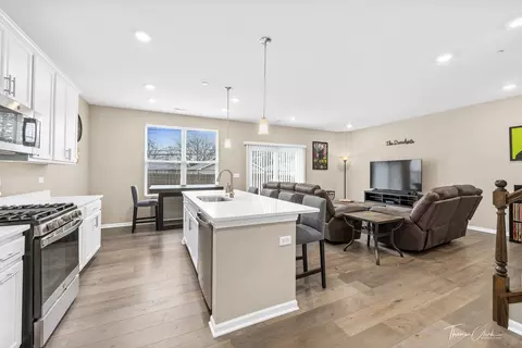 Kitchen - 2555 Geranium Way, Rolling Meadows, IL 60008 photo 4 of 6