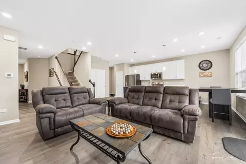 Living - 2555 Geranium Way, Rolling Meadows, IL 60008 photo 2 of 4