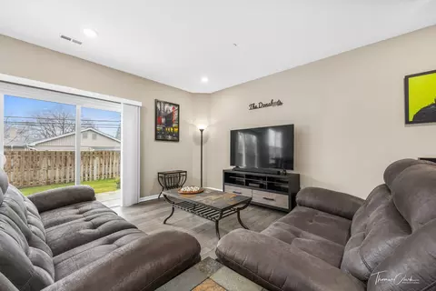 Living - 2555 Geranium Way, Rolling Meadows, IL 60008 photo 3 of 4