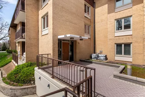 2500 W Talcott Rd #301, Park Ridge, IL 60068