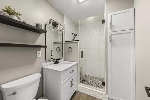 Bath - 8800 Elm Ave, Burr Ridge, IL 60527 photo 1 of 1