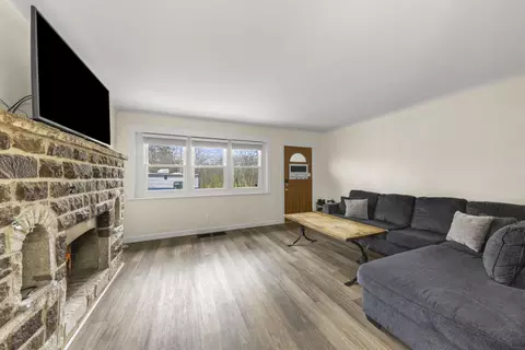 Living - 8800 Elm Ave, Burr Ridge, IL 60527 photo 1 of 3