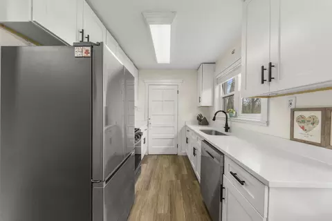 Kitchen - 8800 Elm Ave, Burr Ridge, IL 60527 photo 3 of 3