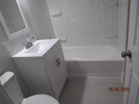 Bath - 1152-1154 E Maple St E, Kankakee, IL 60901 photo 2 of 2