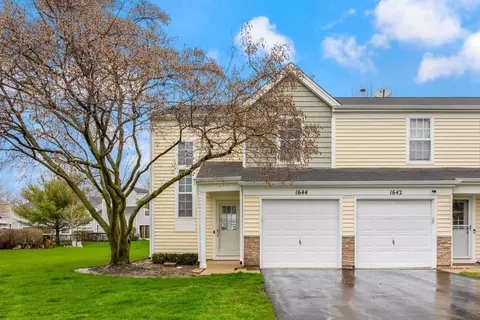 1644 College Green Dr, Elgin, IL 60123