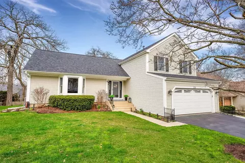 376 Bristol Ln, Fox River Grove, IL 60021