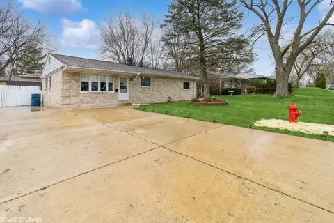 12 Sparrow Rd, Carpentersville, IL 60110
