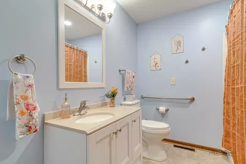 Bath - 1002 Obrien St, Harvard, IL 60033 photo 1 of 2