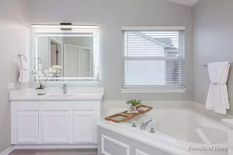 Bath - 4311 Whitehall Ln, Algonquin, IL 60102 photo 2 of 5