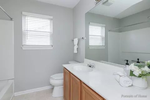 Bath - 4311 Whitehall Ln, Algonquin, IL 60102 photo 4 of 5