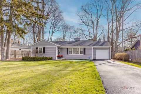 355 Ahwahnee Ln, Lake Forest, IL 60045