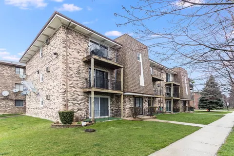 7104 98th St #302, Chicago Ridge, IL 60415
