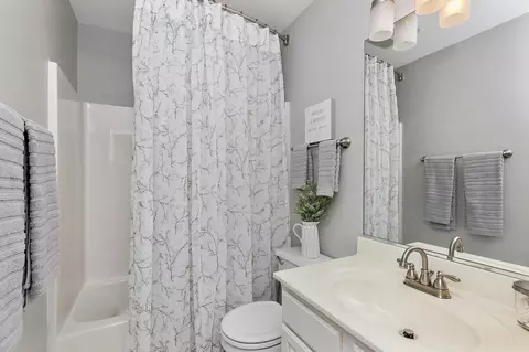 Bath - 736 Red Barn Ln, Elgin, IL 60124 photo 2 of 3