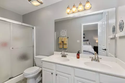 Bath - 736 Red Barn Ln, Elgin, IL 60124 photo 1 of 3