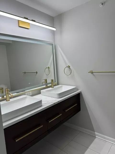 9655 Woods Dr #1010, Skokie, IL 60077
