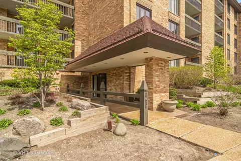 1621 Mission Hills Rd #311, Northbrook, IL 60062