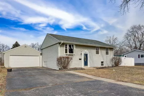 560 Willow Rd, Wauconda, IL 60084