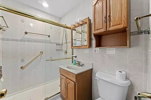 Bath - 1238 E 71st Pl, Chicago, IL 60619 photo 1 of 2