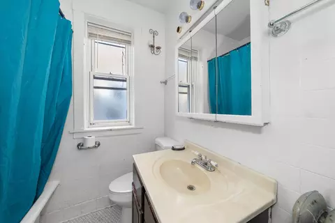 Bath - 7448 N Artesian Ave, Chicago, IL 60645 photo 3 of 3