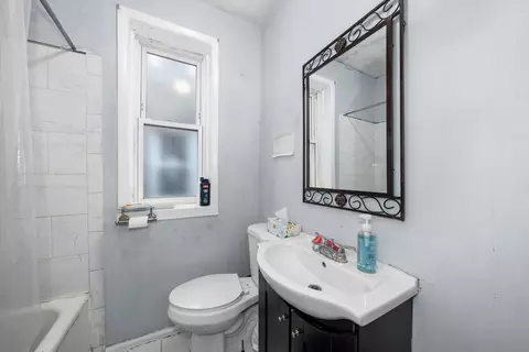 Bath - 7448 N Artesian Ave, Chicago, IL 60645 photo 2 of 3