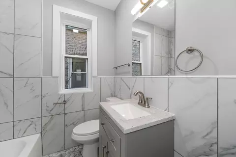Bath - 7448 N Artesian Ave, Chicago, IL 60645 photo 1 of 3