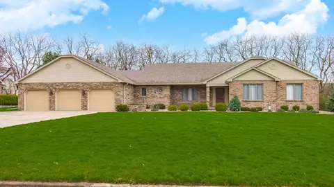 2103 Berrywood Ln, Bloomington, IL 61704