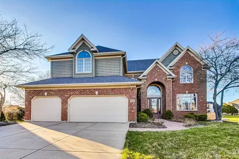 828 Chasewood Dr, South Elgin, IL 60177