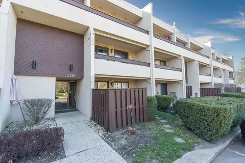 178 E Springbrook Dr #2B, Bloomingdale, IL 60108