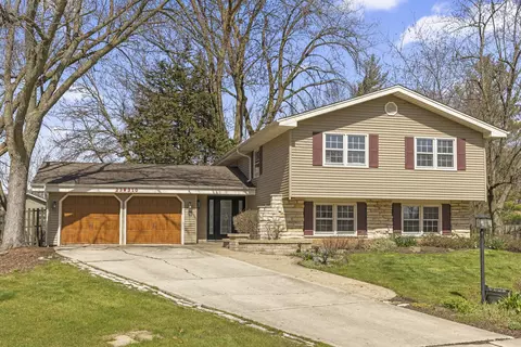 23 W310 Saint James Ct, Glen Ellyn, IL 60137