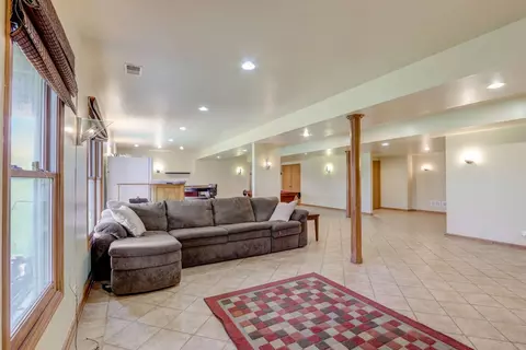 Living - 5304 Joseph Cir, Johnsburg, IL 60051 photo 6 of 8