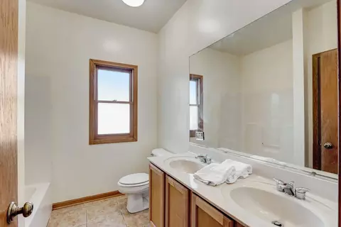 Bath - 5304 Joseph Cir, Johnsburg, IL 60051 photo 4 of 7