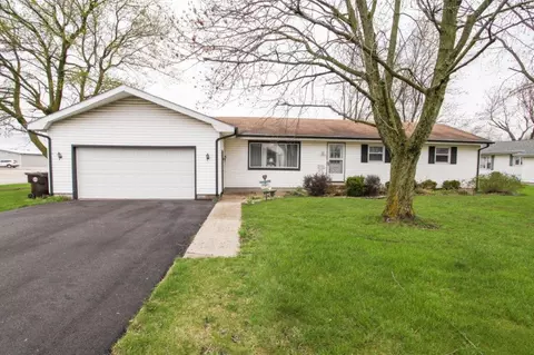 1 Thomas Ct, Wapella, IL 61777