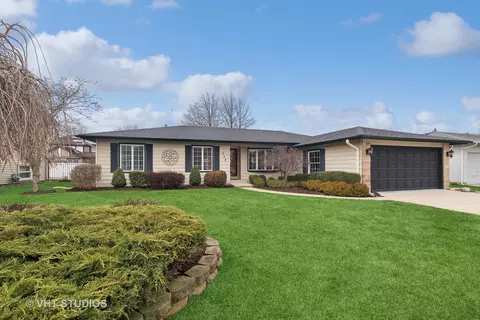 548 Stonehaven Ave, Elk Grove Village, IL 60007